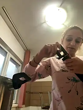 Snapshot of Celinepetit chatting on 10/29/25, 03:14 Celinepetit online show from 10/29/25, 03:14