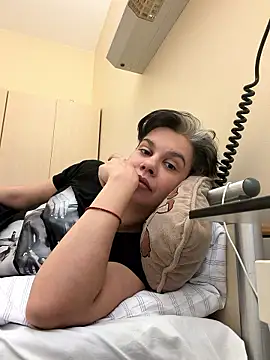 Snapshot of Carolineisback chatting on 02/02/26, 08:02 Carolineisback online show from 02/02/26, 08:02