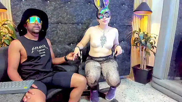 Snapshot of the_couple_hot22 chatting on 11/01/25, 04:03 the couple hot22 online show from 11/01/25, 04:03