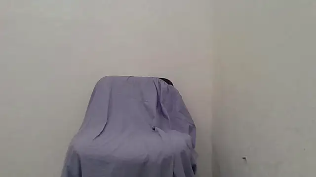 Snapshot of Little_Milf_5 chatting on 11/14/25, 06:39 Little Milf 5 online show from 11/14/25, 06:39