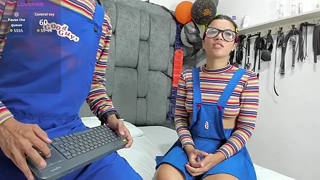 Snapshot of DamianandEva chatting on 10/31/25, 01:12 DamianandEva online show from 10/31/25, 01:12