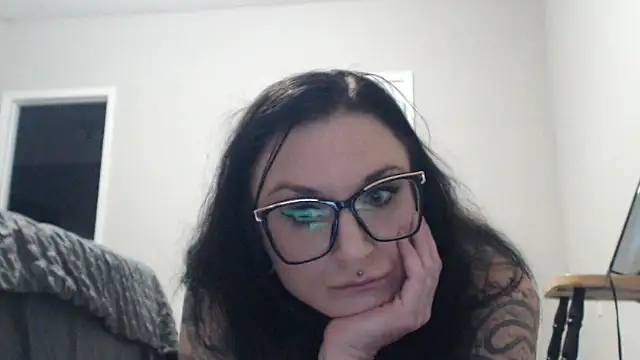 Snapshot of Holyplastic chatting on 11/25/25, 02:11 Holyplastic online show from 11/25/25, 02:11