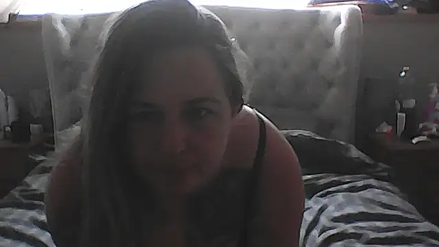 Snapshot of wetbox2 chatting on 10/31/25, 11:55 wetbox2 online show from 10/31/25, 11:55