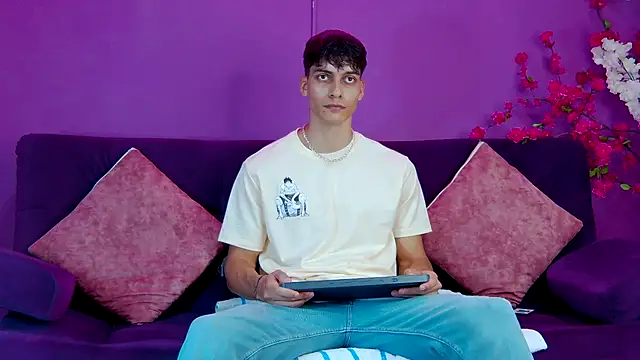 AlessioVitale online show from 11/28/25, 12:19