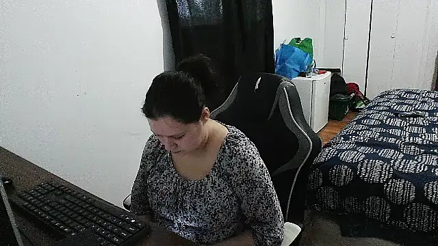 GlitterAuburn online show from 04/29/26, 03:05