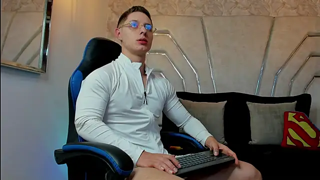 Snapshot of MAXTHOMSON chatting on 07/29/26, 03:15 MAXTHOMSON online show from 07/29/26, 03:15