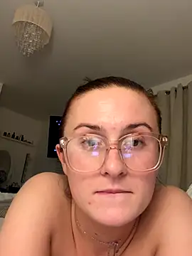 EmLovesxx online show from 11/18/25, 08:57