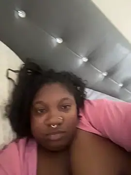 Snapshot of onlyymisha chatting on 11/02/25, 01:35 onlyymisha online show from 11/02/25, 01:35