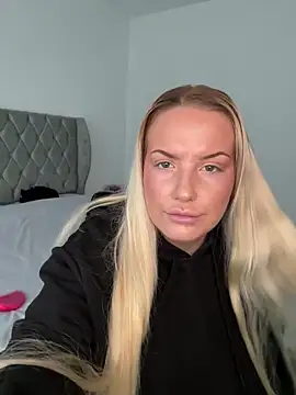 Snapshot of LeahLovexx chatting on 11/04/25, 11:20 LeahLovexx online show from 11/04/25, 11:20