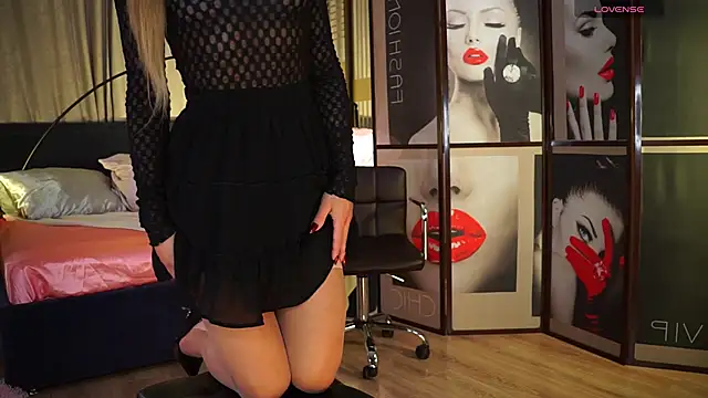 Nikki  Amour online show from 11/17/25, 08:42