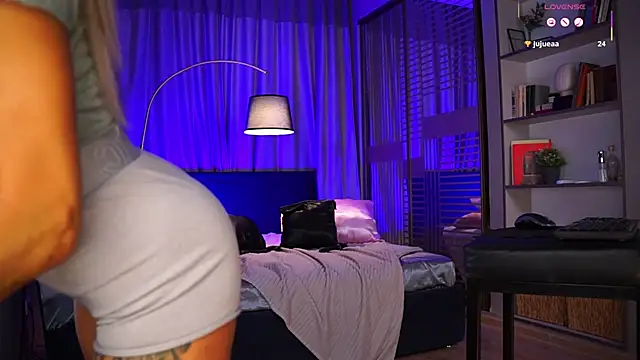 Nikki  Amour online show from 03/06/26, 06:43