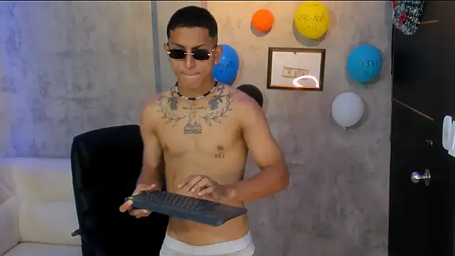 Snapshot of soy_Aron chatting on 11/22/25, 02:49 soy Aron online show from 11/22/25, 02:49