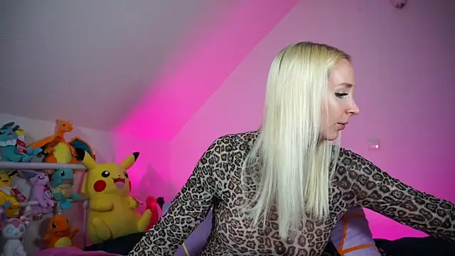 Snapshot of StellaCinderella chatting on 10/19/25, 01:23 StellaCinderella online show from 10/19/25, 01:23