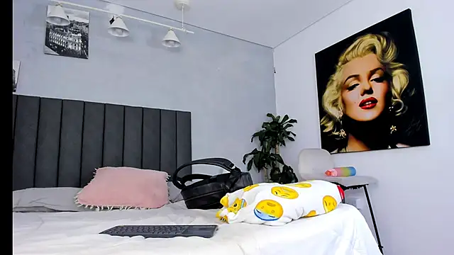 kendra london online show from 03/10/26, 11:04