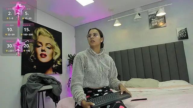 kendra london online show from 04/22/26, 09:44