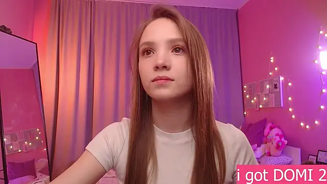 Snapshot of Adria_Arjona chatting on 05/20/26, 07:36 Adria Arjona online show from 05/20/26, 07:36
