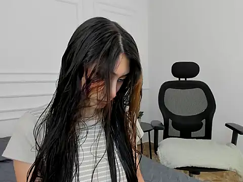 Snapshot of Ana_Muller19 chatting on 11/04/25, 11:15 Ana Muller19 online show from 11/04/25, 11:15