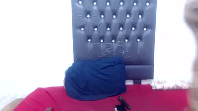 Snapshot of AUGUSTBLOOMxx chatting on 02/18/26, 11:39 AUGUSTBLOOMxx online show from 02/18/26, 11:39