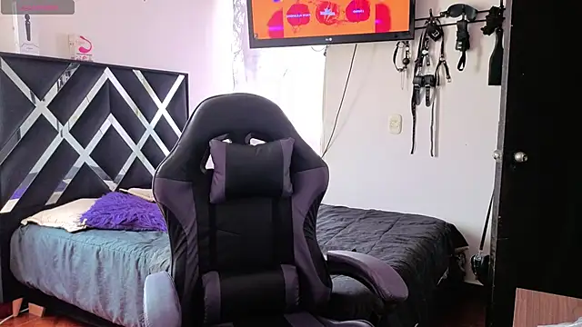 Snapshot of Zooee_01 chatting on 12/04/25, 04:05 Zooee 01 online show from 12/04/25, 04:05