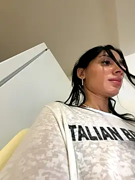 Snapshot of VickyM99 chatting on 11/04/25, 03:22 VickyM99 online show from 11/04/25, 03:22