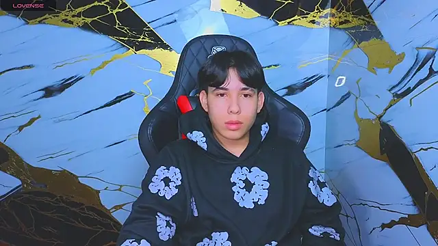 Snapshot of Suarezz10_ chatting on 11/06/25, 11:44 Suarezz10 online show from 11/06/25, 11:44