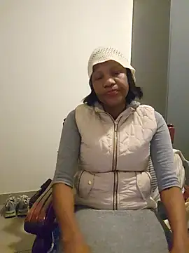 Snapshot of Mommy_Sienna chatting on 05/12/26, 04:15 Mommy Sienna online show from 05/12/26, 04:15