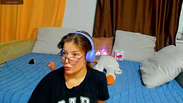 Eva purrr  online show from 11/18/25, 01:11