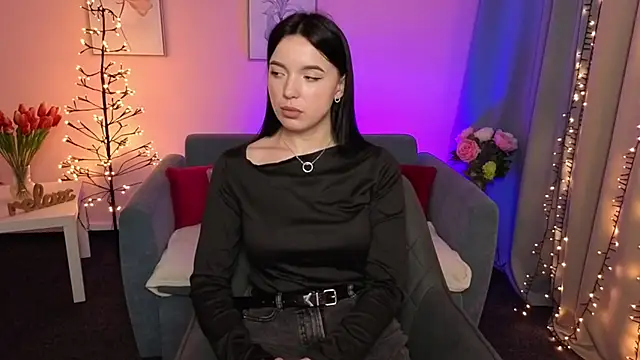 Snapshot of HeyNiki chatting on 12/18/25, 04:02 HeyNiki online show from 12/18/25, 04:02