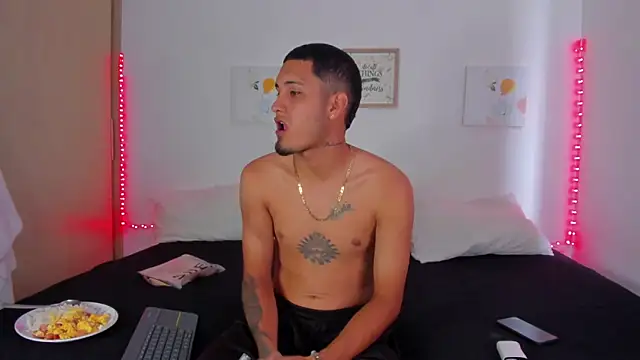 Miia  Jonees online show from 12/21/25, 03:08