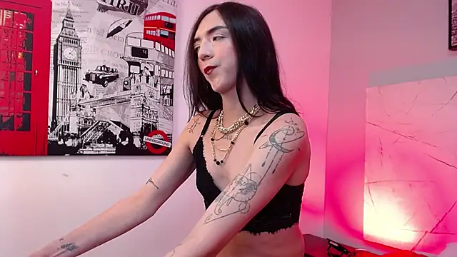 LAURALUXE online show from 11/18/25, 01:04