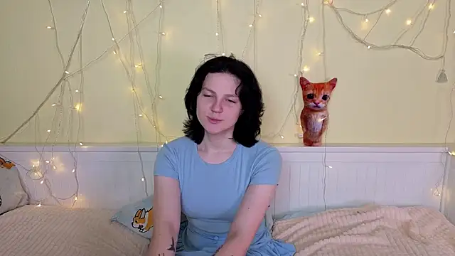 LatinaHuguenin online show from 11/23/25, 07:08