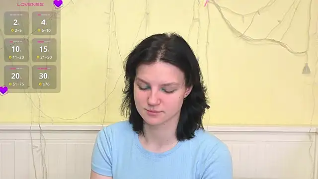 LatinaHuguenin online show from 12/15/25, 07:01