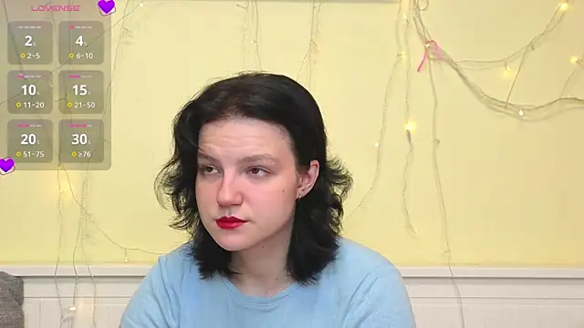 LatinaHuguenin online show from 12/18/25, 07:03