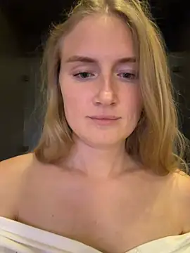 Snapshot of olliebells chatting on 05/17/26, 04:25 olliebells online show from 05/17/26, 04:25