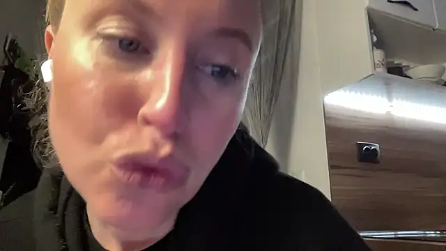 Ameli8 online show from 03/25/26, 07:42