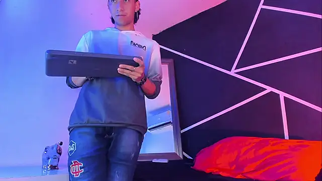 Snapshot of Austin_Santos_ chatting on 11/07/25, 12:16 Austin Santos online show from 11/07/25, 12:16