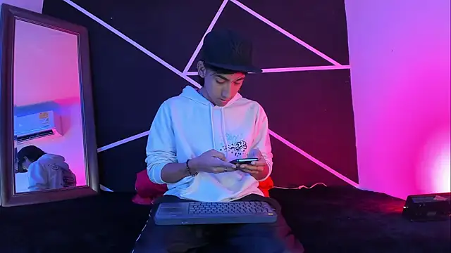 Snapshot of Austin_Santos_ chatting on 11/08/25, 12:27 Austin Santos online show from 11/08/25, 12:27