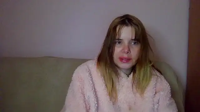 Snapshot of HornyElena chatting on 11/19/25, 06:52 HornyElena online show from 11/19/25, 06:52