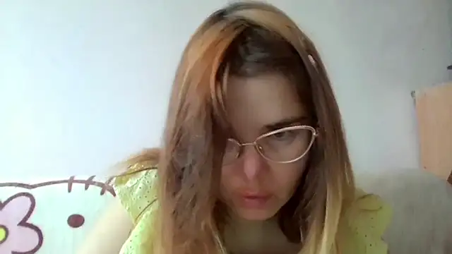 Snapshot of HornyElena chatting on 11/23/25, 11:32 HornyElena online show from 11/23/25, 11:32