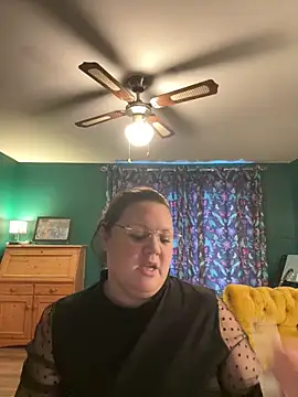 Snapshot of RealWoman84 chatting on 11/11/25, 01:33 RealWoman84 online show from 11/11/25, 01:33