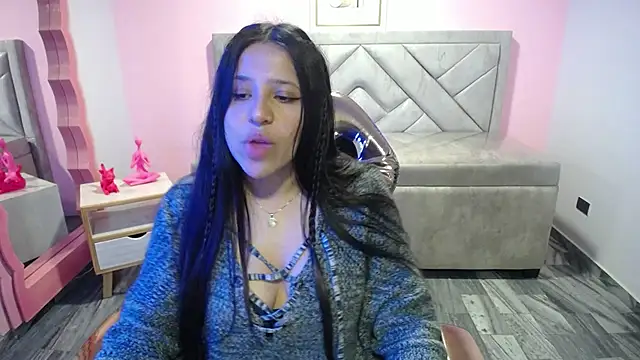 Snapshot of aria_ch2 chatting on 11/19/25, 10:54 aria ch2 online show from 11/19/25, 10:54