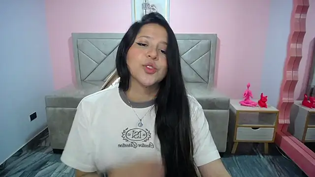 Snapshot of aria_ch2 chatting on 12/22/25, 10:40 aria ch2 online show from 12/22/25, 10:40