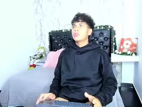 Snapshot of Valentino_Lane chatting on 12/16/25, 02:16 Valentino Lane online show from 12/16/25, 02:16