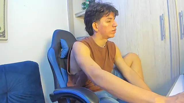 Snapshot of fredd_cs chatting on 11/13/25, 11:03 fredd cs online show from 11/13/25, 11:03