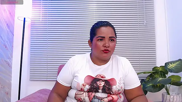 Snapshot of Lunaa_Milf chatting on 11/11/25, 03:50 Lunaa Milf online show from 11/11/25, 03:50