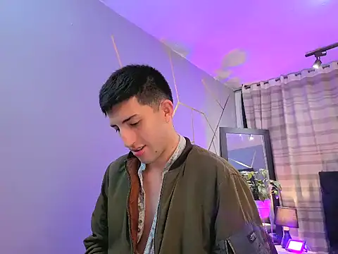 Snapshot of Un_Sluttyy chatting on 11/07/25, 11:43 Un Sluttyy online show from 11/07/25, 11:43