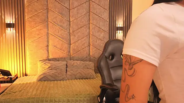 Snapshot of AuroraLanee_ chatting on 11/11/25, 07:14 AuroraLanee online show from 11/11/25, 07:14