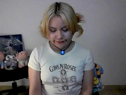 littlec4ke online show from 11/13/25, 02:21