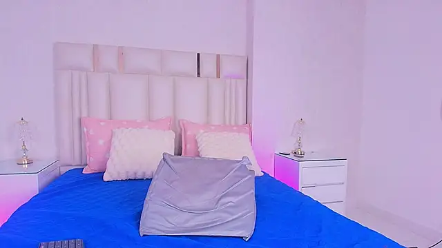 alanarose18 online show from 04/14/26, 07:20