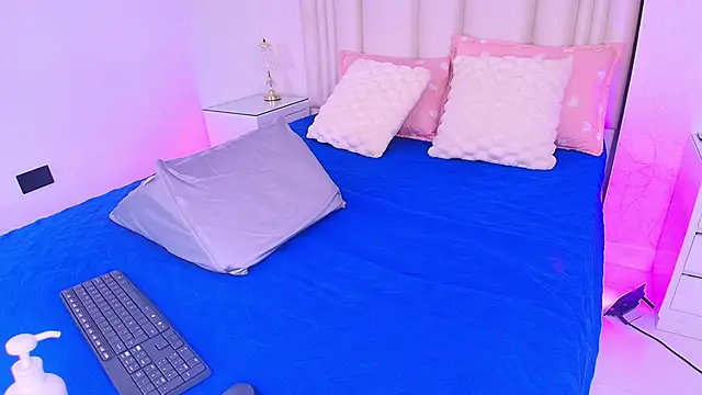 alanarose18 online show from 04/17/26, 07:17